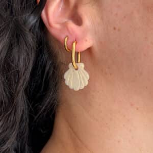 Une pampille en forme de petite coquille délicatement travaillée, parfaite pour apporter une touche élégante et légère à vos créoles.